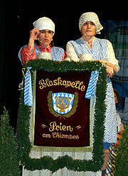 Rosi Hell (li.) und Brigitte Sperger als ratschende Putzfrauen (Foto: Anton Hötzelsperger)